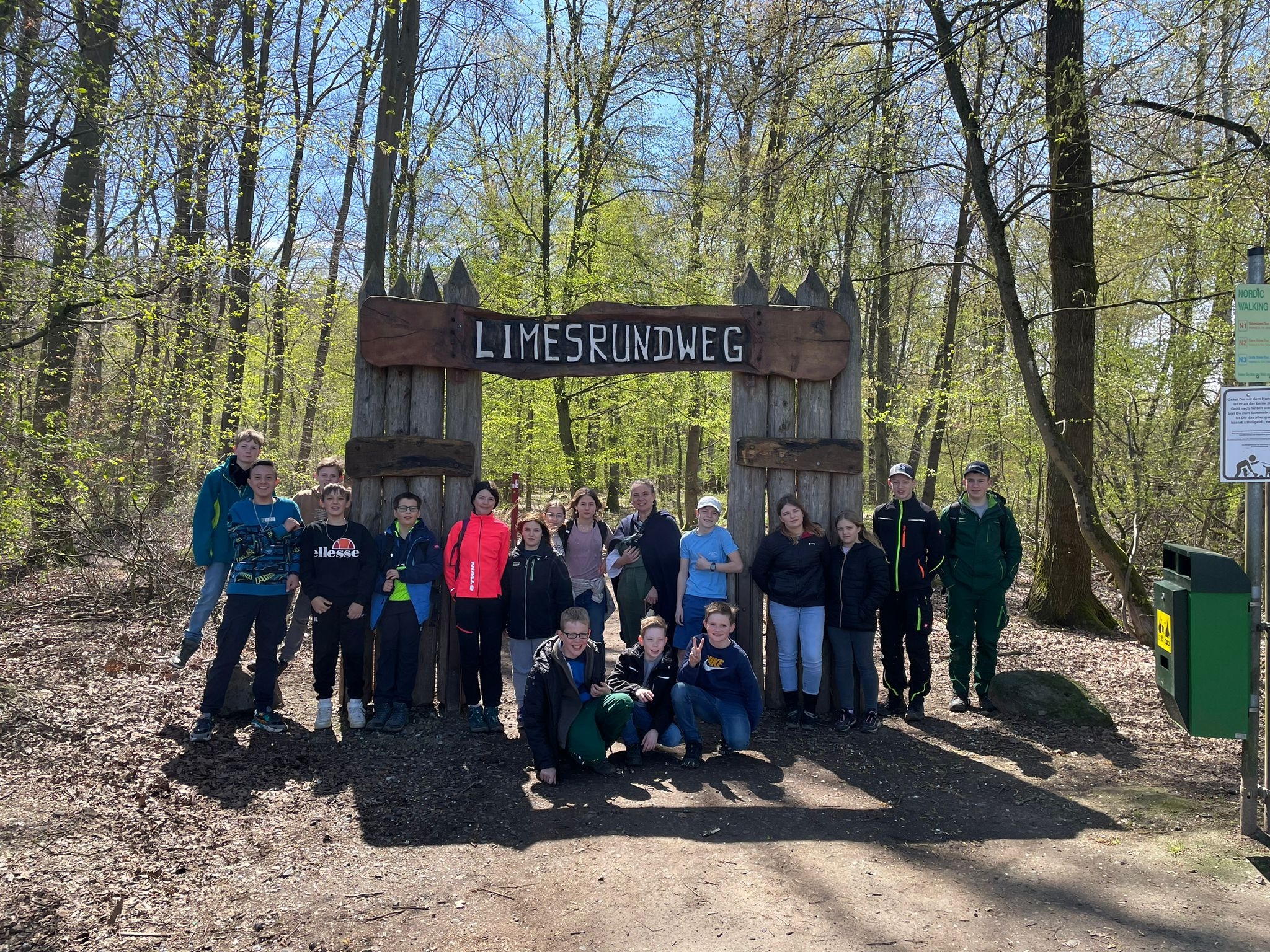 Eine Gruppe von Kindern vor dem Palisadeneingang zum Limesrundweg