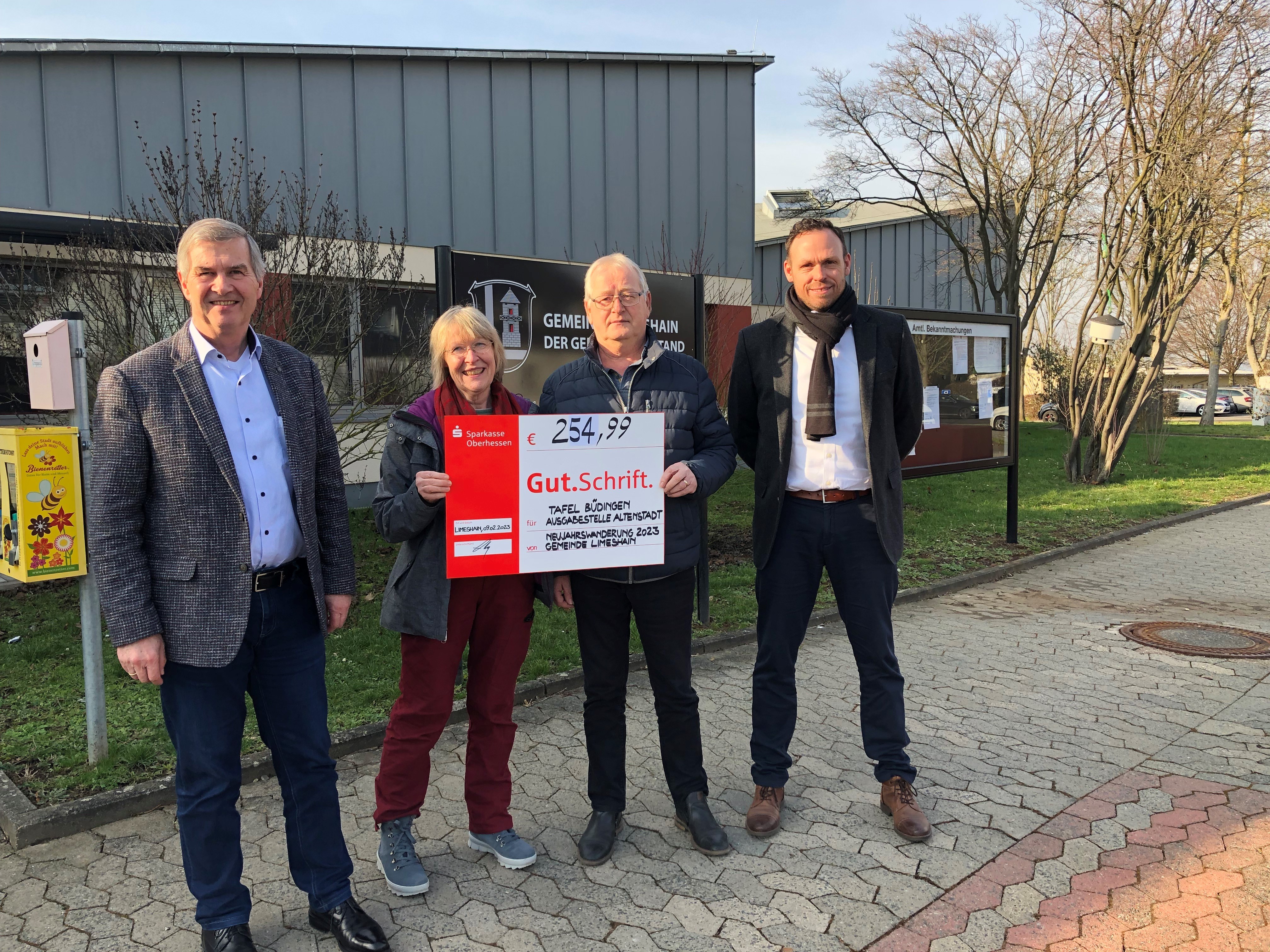 Bürgermeister übergibt einen Spendenscheck