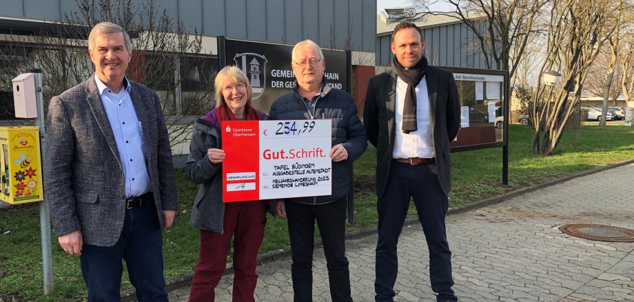 Bürgermeister übergibt einen Spendenscheck