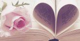 Aufgeschlagenes Buch mit Rose