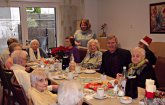 Senioren und Bürgermeister beim Kaffee und Kuchen