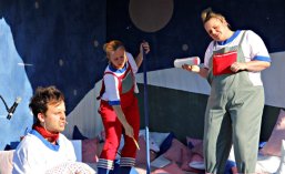 Künstler während einer Theateraufführung