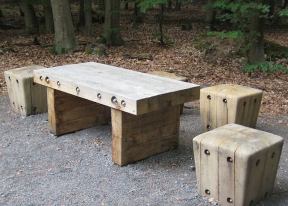 Holzstühle und Holztisch im Limeshainer Wald