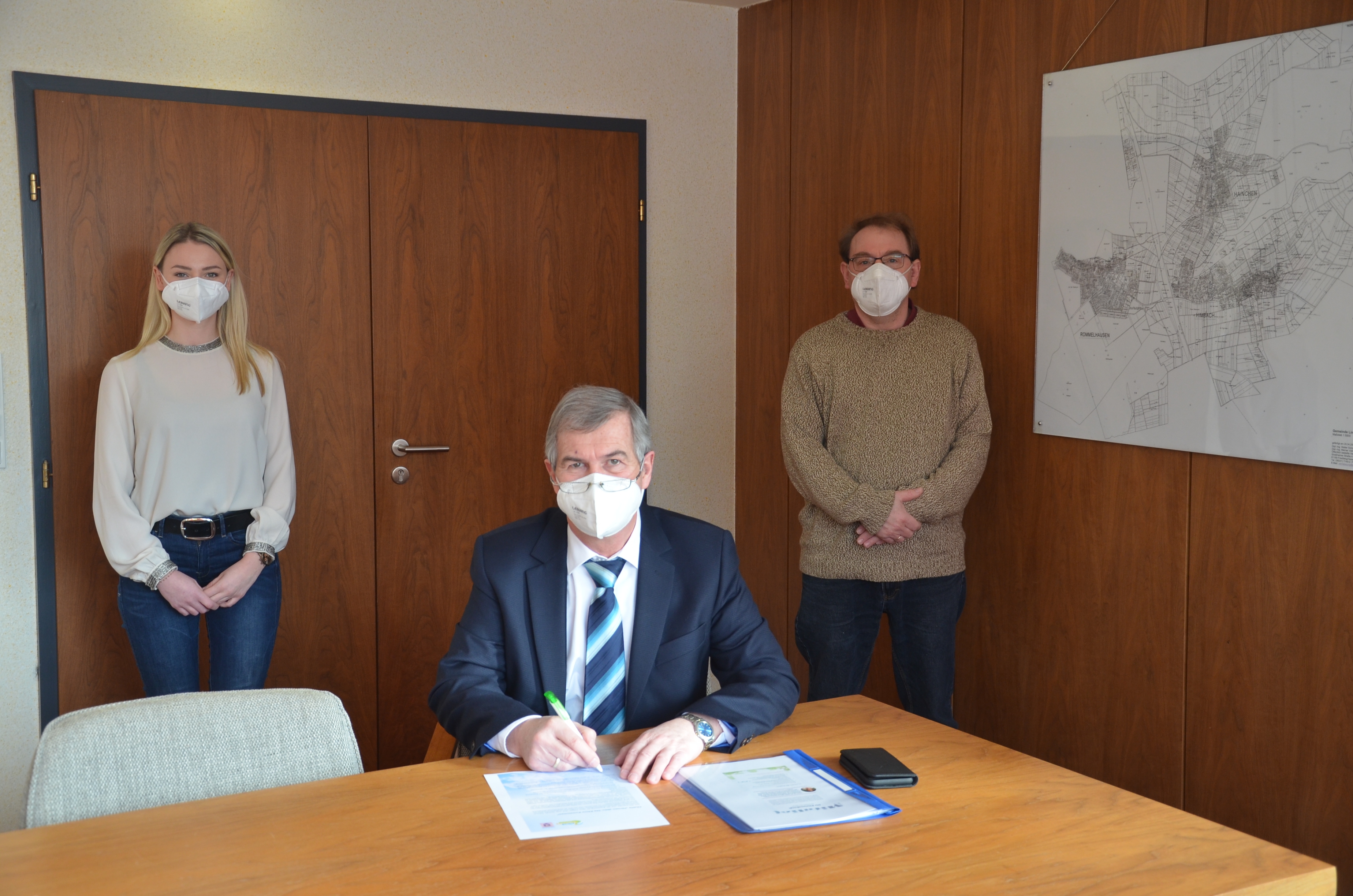 Bürgermeister bei Unterzeichnung der Klima Charta