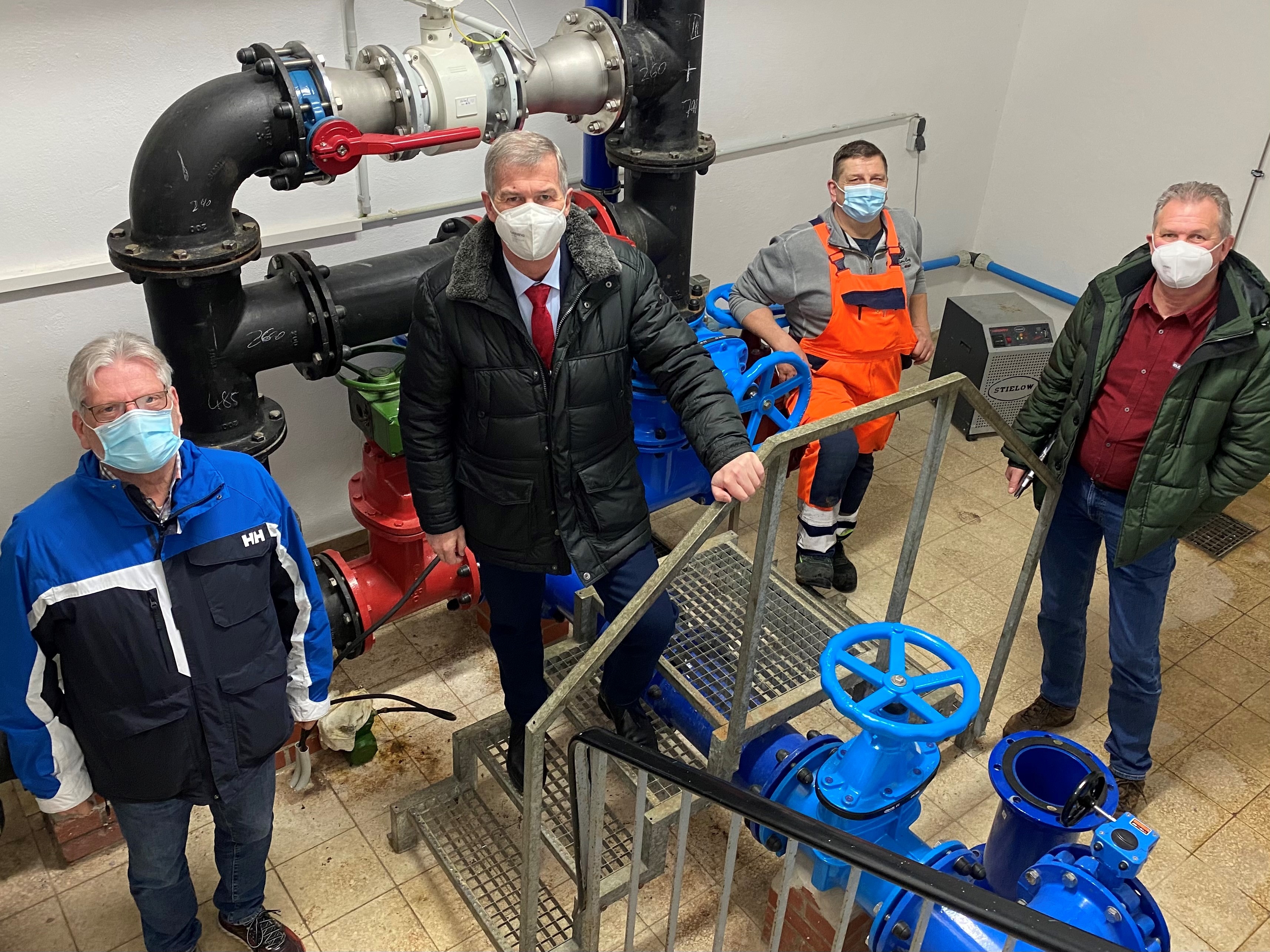 Bürgermeister, Hauptamtsleiter und Mitarbeiter bei Wasseraufbereitung 