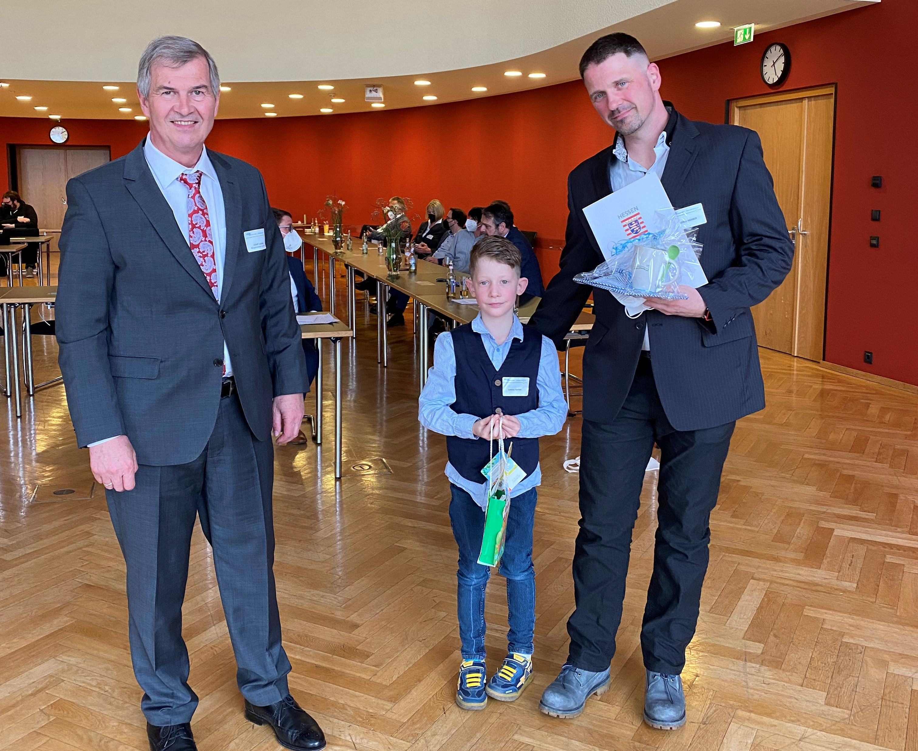 Bürgermeister bei der Verleihung mit Herrn Herber und dessen Sohn