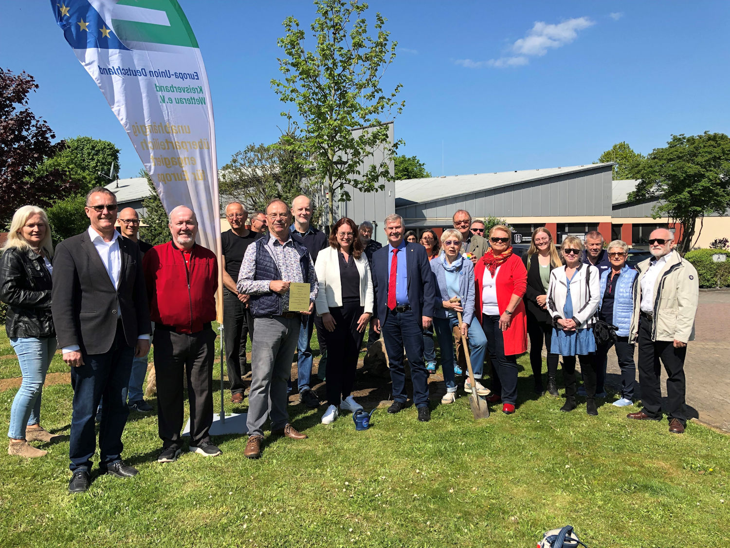 Gruppenbild zur Pflanzung des Europabaums