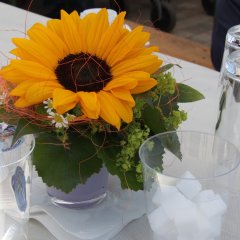 Sonnenblumendekoration auf einem Tisch