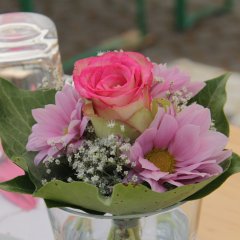 Blumendekoration auf einem Tisch