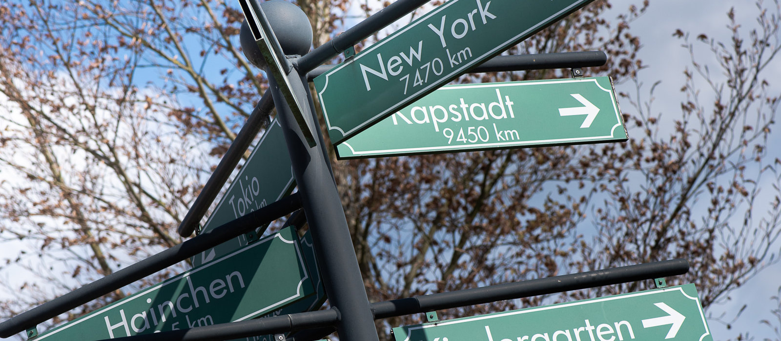 Hinweisschild auf dem Dorfplatz Rommelhausen
