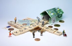 Rentenberatung Bild mit kleinen Figuren, Geld und den gelegten Worten Rente, Vorsorge und Alter